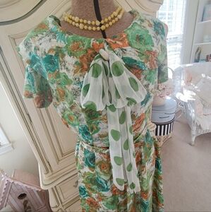 VINTAGE 1940S/50S FLORAL DRESS WITH BELT!